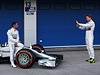 Piloti Mercedesu se fotí s novým monopostem