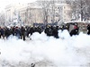 Policie útoí slzotvorným plynem, demonstranti se chrání vtinou átky.