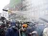Boje v kyjevském centru. Raketa míí na policisty.