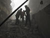 Civilisté mezi sutinami vybombardovaného Aleppa.
