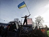 Za Ukrajinu! Protivládní demonstrant na barikádách.