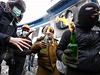 Radikálové v adách protivládních demonstrant se uchylují k osvdené zbrani: Molotovov koktejlu.