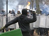 Demonstrant elí nastoupeným policistm Molotovovým koktejlem. Karty v Kyjev jsou jasn rozdané, a navzdory davu protestujících jich vtinu drí v ruce vláda.