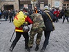 Pouliní válka v Kyjev: zdravotníci pomáhají zrannému protivládnímu demonstrantovi.