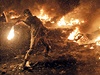 Pouliní válka v Kyjev. Ulice jsou v plamenech, demonstrant vrhá Molotovv koktejl.