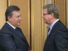 Eurokomisa pro rozíení tefan Füle (vpravo) dorazil do Kyjeva na schzku s ukrajinským prezidentem Viktorem Janukovyem.