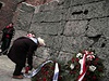 Lid kladou vnce k tzv. zdi smrti - mstu, kde nacist popravovali vzn.