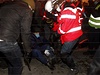 Zdravotníci zasahují u zranného demonstranta.
