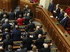 ¨Mimoádná schze ukrajinského parlamentu. Vpravo exprezidenti Juenko, Kravuk a Kuma.