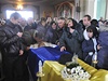 Ukrajinci truchlí nad rakví Romana Sennika, jedné z obtí ukrajinské revoluce.
