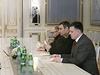 Prezident Viktor Janukovy (vlevo uprosted) jedná s opoziními pedáky (vpravo) Arsenijem Janukovyem, Vitalijem Klikem a Olehem ahnybokem.