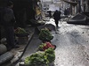 Prodej zeleniny ve zniených ulicích Aleppa.