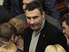 Lídr strany UDAR Vitalij Kliko hovoí s poslanci bhem mimoádného zasedání ukrajinského parlamentu.