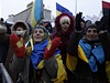 Protivládní demonstranti oslavují pád ukrajinské vlády.