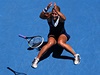 Slovenka Dominika Cibulková se raduje z vítztví nad Rumunkou Simone Halepovou ve tvrtfinále Australian Open.