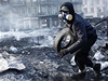 Kyjev hlásí dalí stety, dav zaútoil na budovu plnou policist