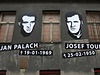 Památník Jana Palacha a Josefa Toufara z dílny designéra Otakara Duka. Nachází se na fasád budovy bývalého sanatoria v Legerov ulici v Praze, v nm oba mui zemeli.