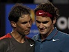 Pátelské gesto rival. Nadal (vlevo) v semifnále Australian Open vyadil Federera,