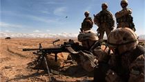 et vojci pi stelb z kulometu MINIMI v Afghnistnu