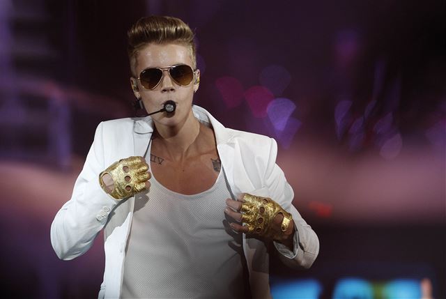 Hvězdné manýry a ječící fanynky. Justin Bieber slaví dvacáté narozeniny |  Lidé | Lidovky.cz