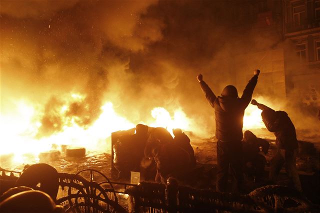 V Kyjev� se st�etli demonstranti s policií, vzplály barikády