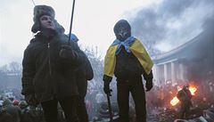 Pouli�ní válka v Kyjev�: dav zaúto�il na budovu plnou policist�