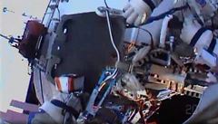 Kosmonauti pi instalaci kamer na ISS.
