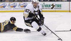  Sidney Crosby (Pittsburgh) se ujímá puku. 