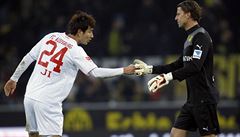 Ji Dong-Won (vlevo) a gólman Weidenfeller.