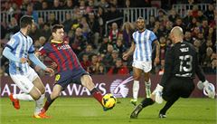 Messi se sna�í p�ekonat branká�e Caballera.