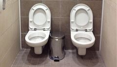 Olympijsk let. Rusov nacpali dv toalety do jedn kabinky