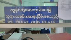 ADRA vloni zásobila 12 zdravotnických st�edisek v oblastech Hlaingwe a  Myawaddy nejzákladn�j�ím vybavením.