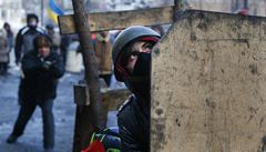 Demonstranti se chrání p�ilbami, barikádami a podomácku vyrobenými �títy.