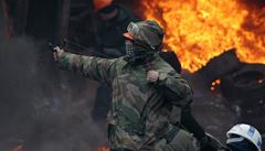 Demonstrant úto�í prakem, o�i si chrání masivními brýlemi.