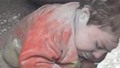 Zázrak v Aleppu: lidé zachránili batole pohřbené v sutinách domu