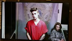 Zpvk Bieber stl na hanb ped soudem. Podvejte se