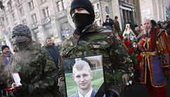 Odpoledne místo plánovaného masového protestu demonstranti na kyjevském nám�stí Nezávislosti uctili památku b�loruského mladíka zabitého tento týden p�i st�etech s policií.