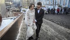 �erství novoman�elé. Vzali se, a�koli v Kyjev� zu�í pouli�ní válka. 