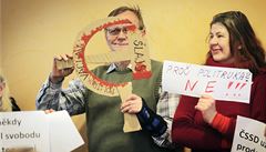 Proti zvolení �lajse se kv�li jeho aktivní komunistické minulosti postavila nejen opozi�ní ODS, ale p�ímo v jednacím sále zastupitelstva i kolem t�í desítek mladých i star�ích demonstrant� s transparenty.