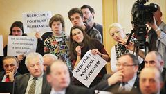 Nechceme politruka hejtmanem, stálo na transparentech.. 