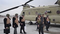 Milo Zeman nastupuje do vrtulníku Chinuk.