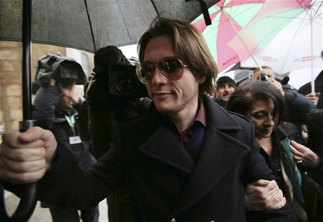 Raffaele Sollecito pichází k soudu.