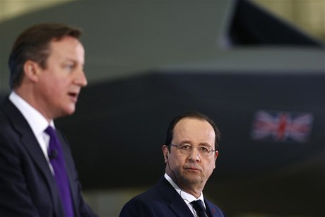 Francouzský prezident François Hollande (vpravo) s britským premiérem Davidem Cameronem v Londýn. 