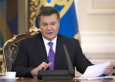 Ukrajinský prezident Janukovy odchází uprosted demonstrací na nemocenskou.