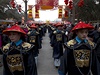 Peking oslavuje Rok kon: simulace imperiální ceremonie, prvod "ministr" dynastie ching.