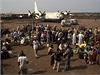 Muslimtí uprchlíci ekají na letadlo, kterým se dostanou do bezpenjích afrických zemí.