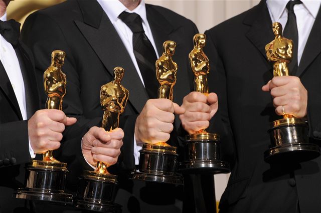 Akademie diskvalifikovala z oscarové nominace titulní píse� z filmu Alone yet not alone.