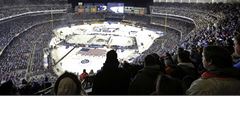 Pohled na zapln�ný Yankee Stadium.
