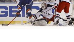 Henrik Lundqvist likviduje �anci Petera Regina.