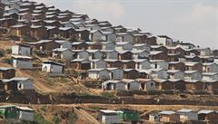 Po pekroení hranic mííme do hlavního msta Kigali. Bhem cesty míjíme adu...